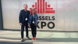 Imagen de la máquina de impresión Zonten instalada en Etiquer, equipada con varios cuerpos de impresión y acabados para producir etiquetas adhesivas en bobina con alta calidad y registro preciso.