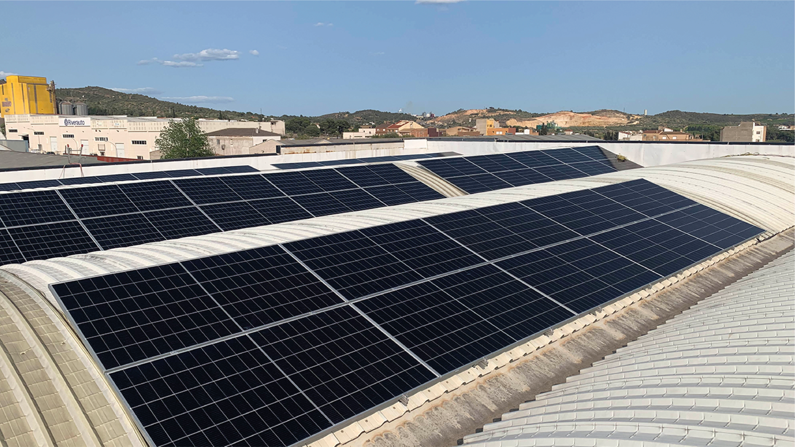 placas solares en la cubierta de la nave de Etiquer